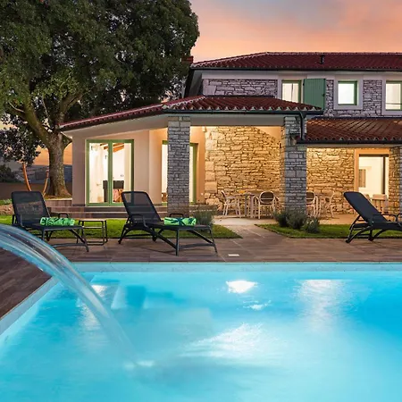 Cozy In With Outdoor Swimming Pool Dom wakacyjny