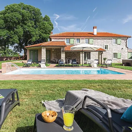 Dom wakacyjny Cozy In With Outdoor Swimming Pool Šajini