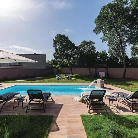 Cozy In With Outdoor Swimming Pool Dom wakacyjny *