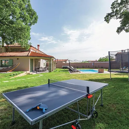 Cozy In With Outdoor Swimming Pool Holiday home